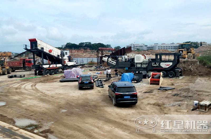 大型移动式破碎机生产线安装现场 大型移动式破碎机生产线安装现场