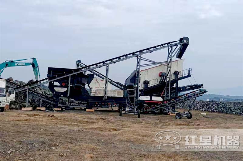 搭载“反击破+振动筛”的移动破碎筛分机 搭载“反击破+振动筛”的移动破碎筛分机