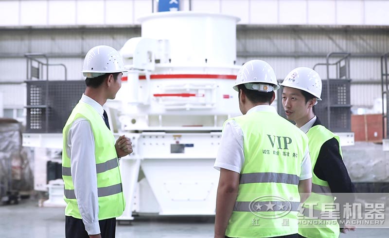 红星工程师为客户讲解节能型制砂机设备 红星工程师为客户讲解节能型制砂机设备