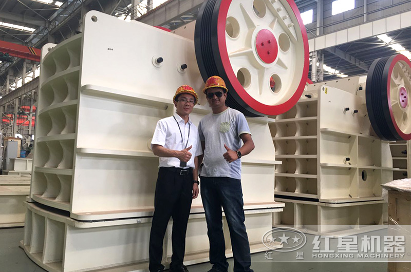 破碎设备用户来厂参观合影 破碎设备用户来厂参观合影