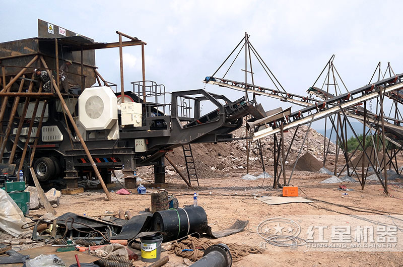 移动破碎站正在现场安装，如上图