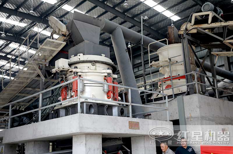 两台圆锥破碎机实拍 两台圆锥破碎机实拍