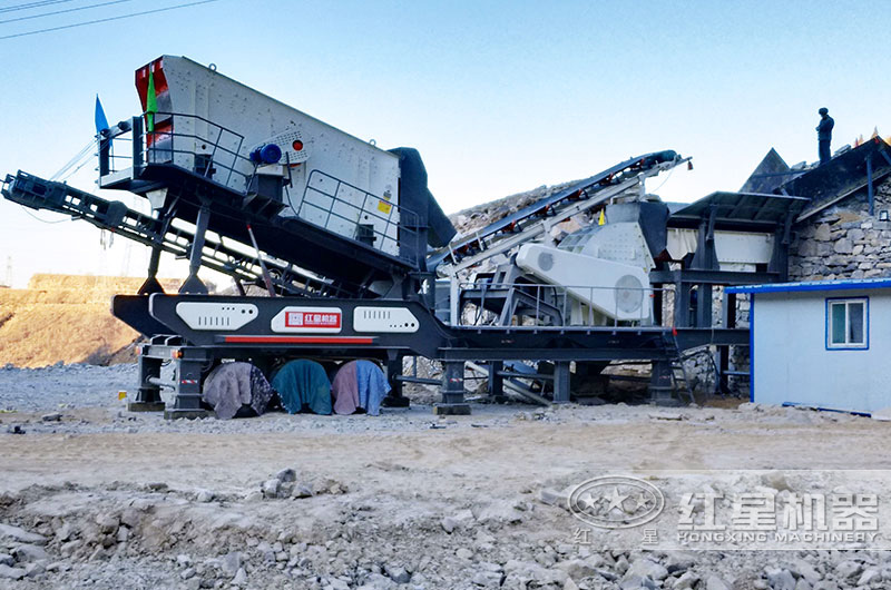 大型移动破碎机现场 大型移动破碎机现场