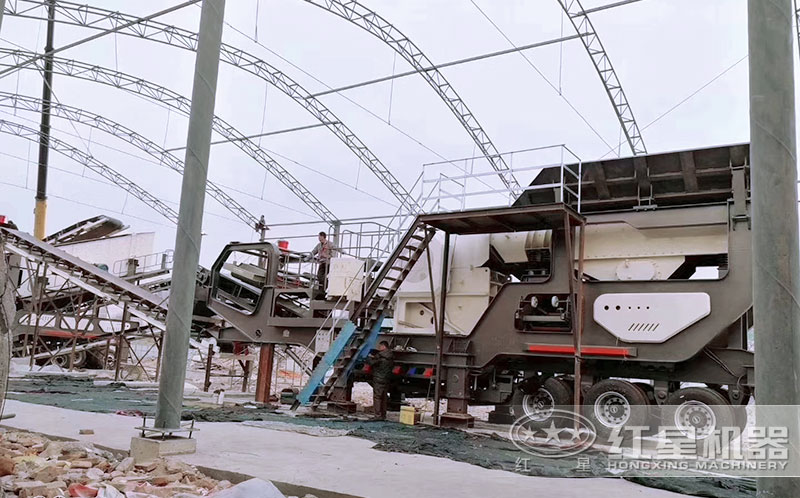大型车载移动式粉石机用户投产现场 大型车载移动式粉石机用户投产现场