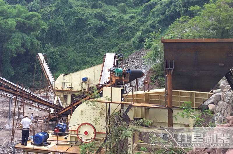 中型石子破碎现场 中型石子破碎现场