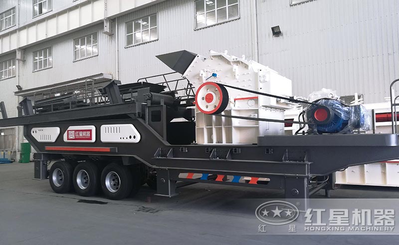 移动式碎石机有轮胎，移动起来比较方便