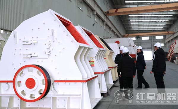客户来红星现场考察锤式打砂机设备 客户来红星现场考察锤式打砂机设备