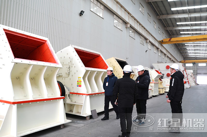 用户参观重锤式破碎机 用户参观重锤式破碎机