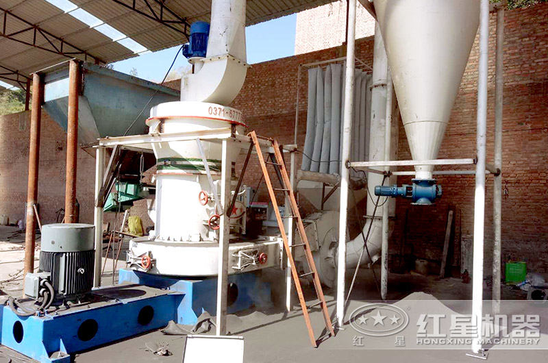 炭黑磨粉机作业中 炭黑磨粉机作业中