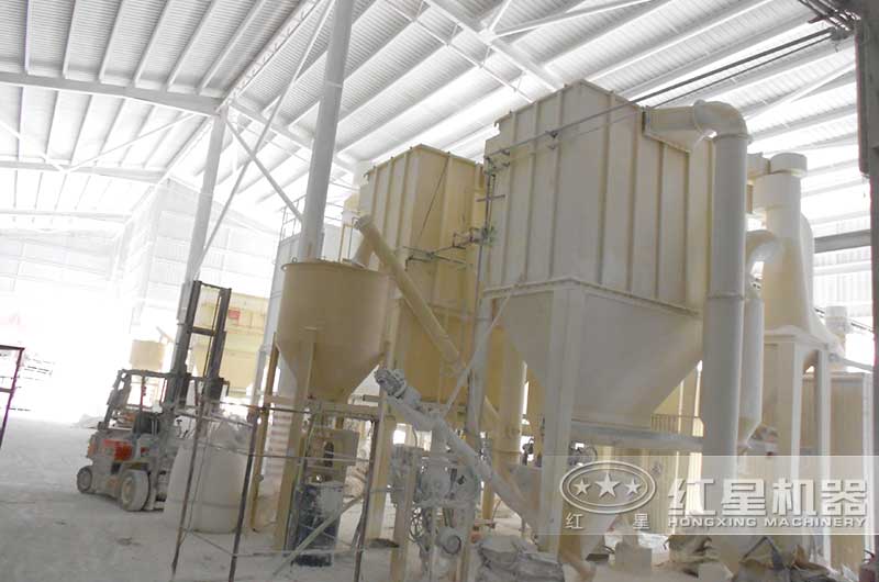 白云石磨粉作业现场 白云石磨粉作业现场