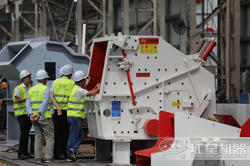 客户到厂选购反击式破碎机