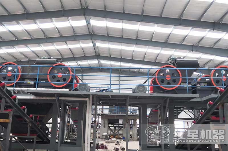 4台细颚破岩石破碎机现场 4台细颚破岩石破碎机现场