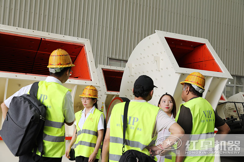 客户来厂考察玻璃瓶破碎机设备 客户来厂考察玻璃瓶破碎机设备