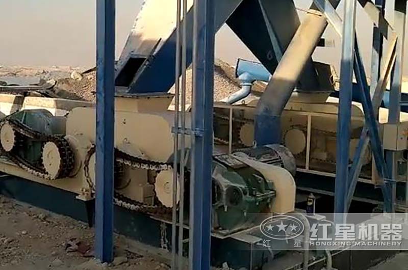 两台对辊破碎机碎矸石现场 两台对辊破碎机碎矸石现场