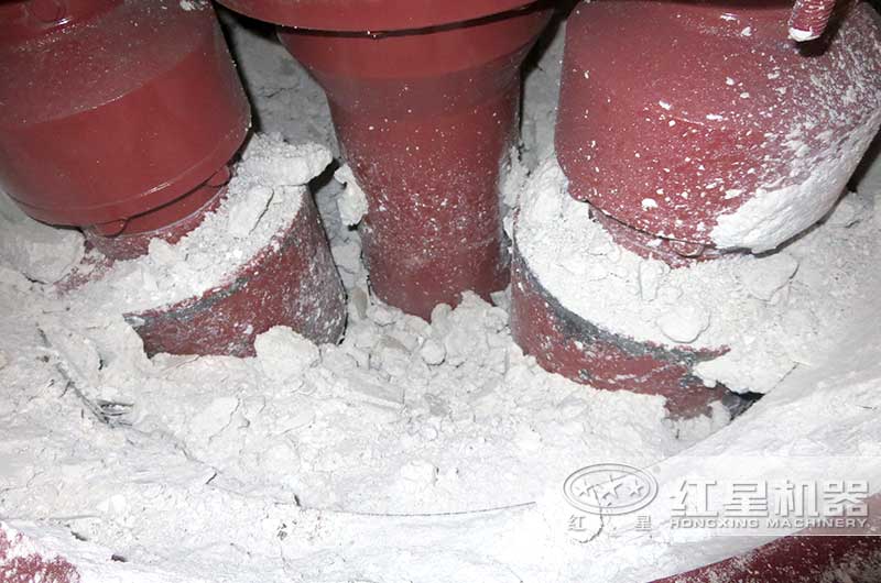 高岭土粉磨加工中 高岭土粉磨加工中