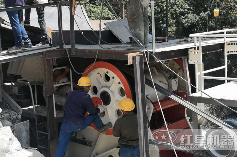 鄂式破碎机现场 鄂式破碎机现场