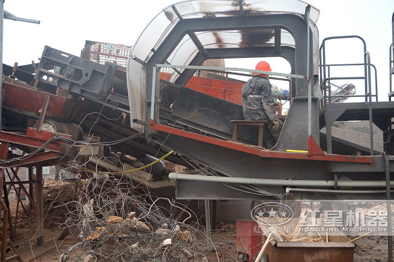 移动破碎站处理带钢筋的砼再生现场 移动破碎站处理带钢筋的砼再生现场