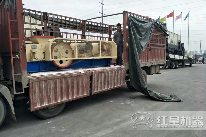 石英石对辊破碎机发货 石英石对辊破碎机发货