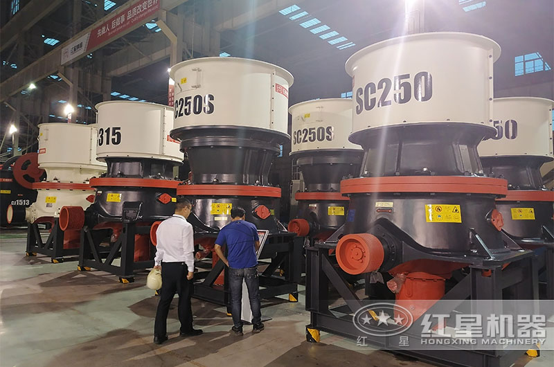 客户考察圆锥破碎机设备 客户考察圆锥破碎机设备