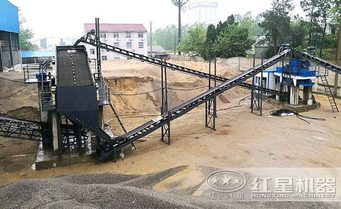 经过粉碎、制沙、洗沙石英砂生产工艺