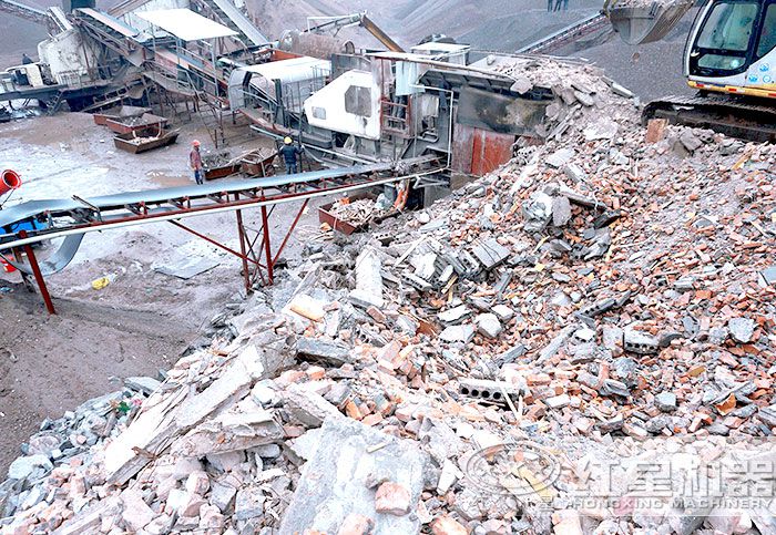 移动破碎机处理水泥块施工现场