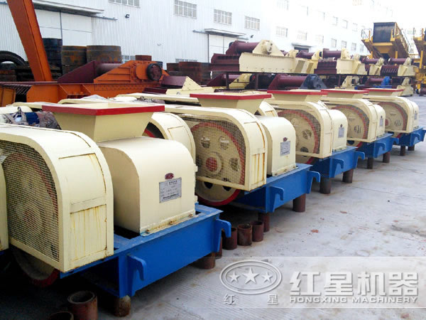 厂区内一次排列整齐的齿辊破碎机 厂区内一次排列整齐的齿辊破碎机