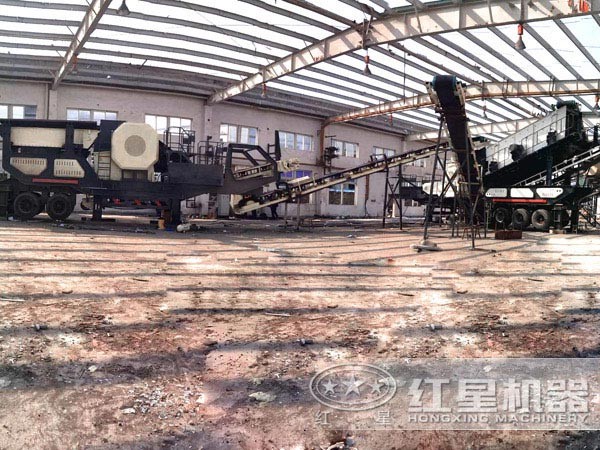 青石移动破碎站现场作业图 青石移动破碎站现场作业图