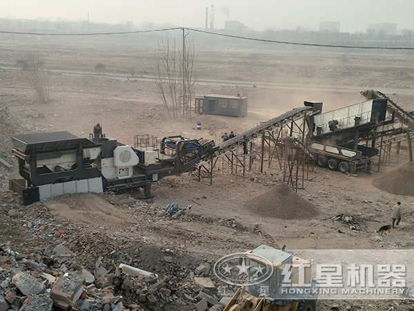 时产200吨车载流动砸石机现场图 时产200吨车载流动砸石机现场图