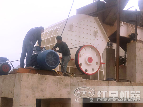 新型玄武岩PCΦ400×300锤式破碎机现场图 新型玄武岩PCΦ400×300锤式破碎机现场图