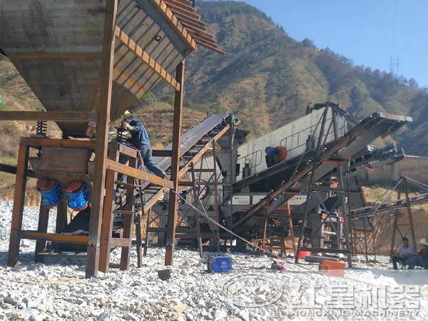 移动碎石机现场作业图 移动碎石机现场作业图