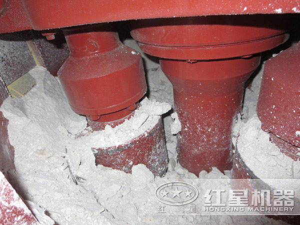 白云石磨粉，磨粉机内部