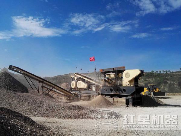 石头打成粉移动破碎机现场图 石头打成粉移动破碎机现场图