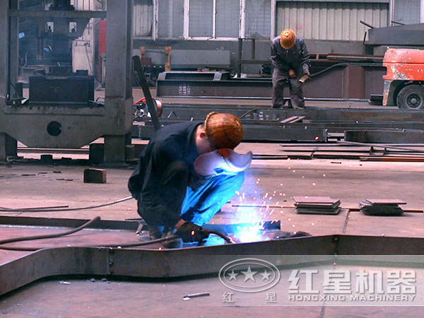 半挂式制砂机车间作业现场 半挂式制砂机车间作业现场