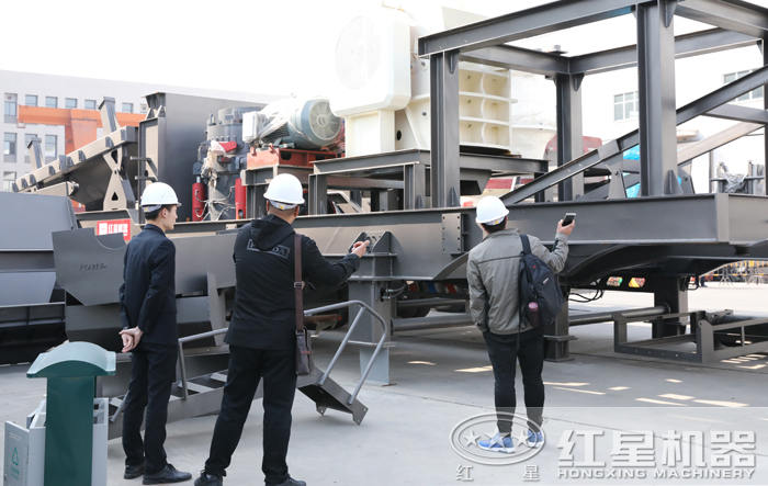 超大型双机移动破碎站 超大型双机移动破碎站