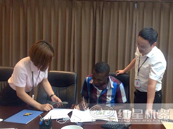 红星重锤式破碎设备价格合理与客户签订合作协议图 红星重锤式破碎设备价格合理与客户签订合作协议图