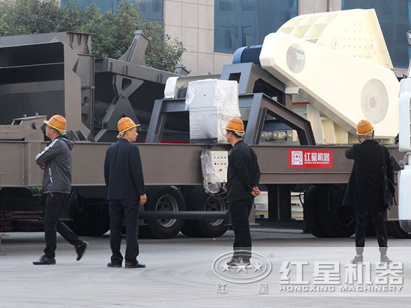 客户厂区内参观可移动式基建垃圾破碎设备 客户厂区内参观可移动式基建垃圾破碎设备