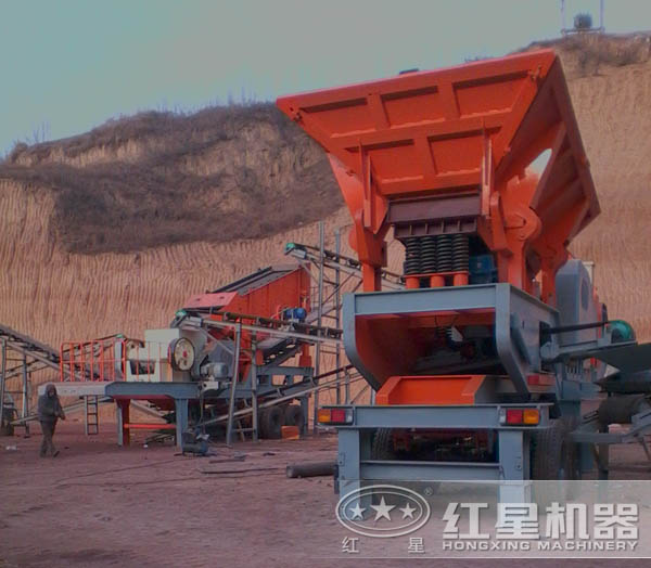 新型移动破碎站工作现场 新型移动破碎站工作现场