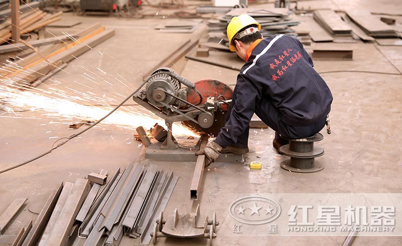 红星工人对制砂机细节的把控 红星工人对制砂机细节的把控