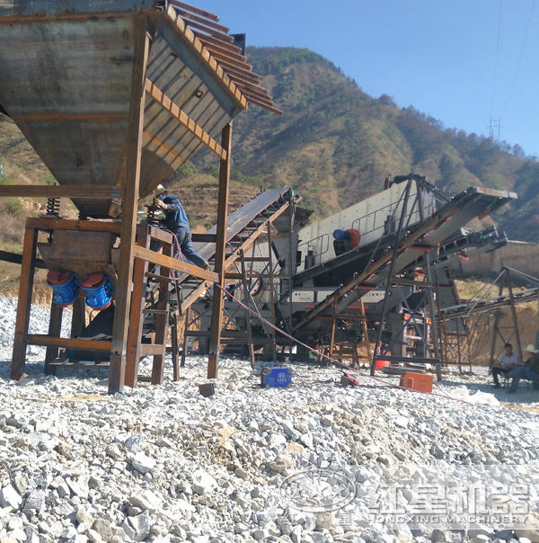 200多吨青石移动式碎石机现场 200多吨青石移动式碎石机现场