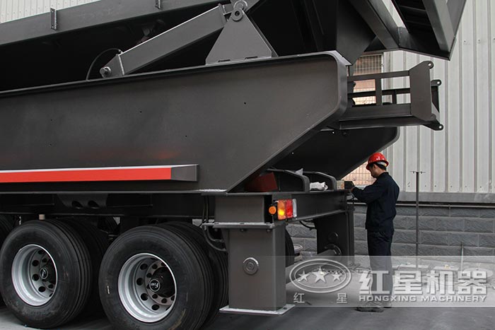 半挂车式砂石机_半挂车沙石料破碎机装置轮胎作业中 半挂车式砂石机_半挂车沙石料破碎机装置轮胎作业中