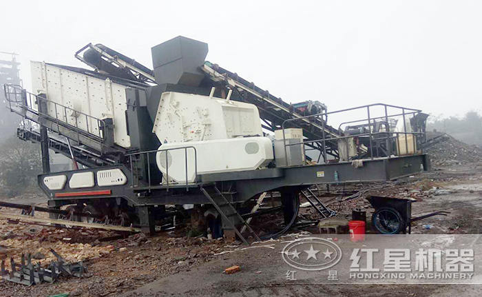 搭载反击破碎的移动破碎站作业现场 搭载反击破碎的移动破碎站作业现场