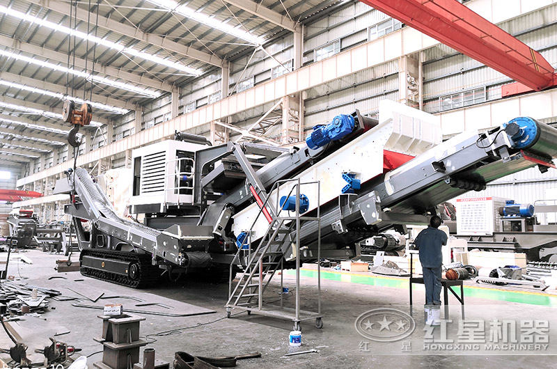 红星履带式液压岩石破碎机车间组装中 红星履带式液压岩石破碎机车间组装中