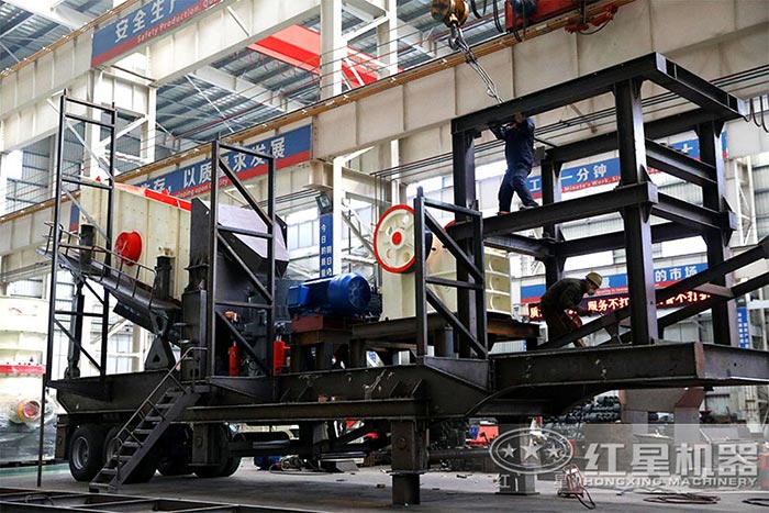 搭载颚式破碎机的移动破碎站 搭载颚式破碎机的移动破碎站