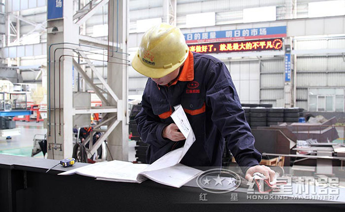 红星技术工人严格按照图纸生产 红星技术工人严格按照图纸生产