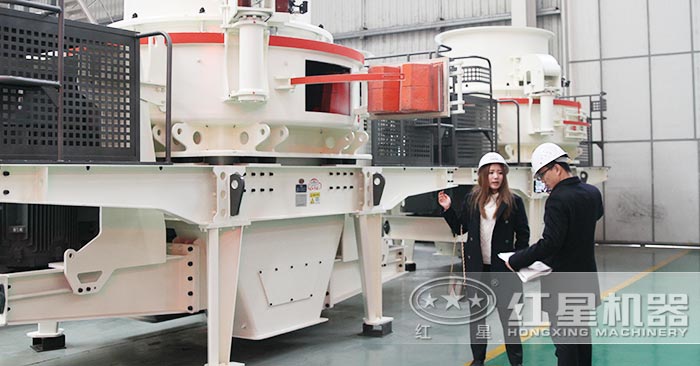 红星销售人员为用户现场讲解石头制砂机 红星销售人员为用户现场讲解石头制砂机