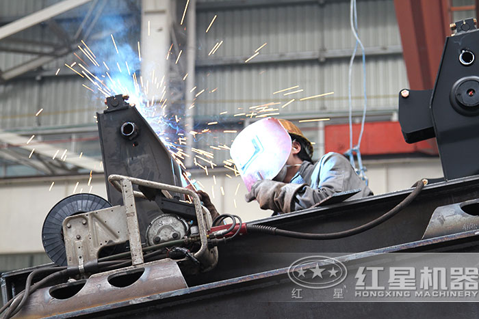 红星履带式移动破碎站技术工人正在焊接 红星履带式移动破碎站技术工人正在焊接