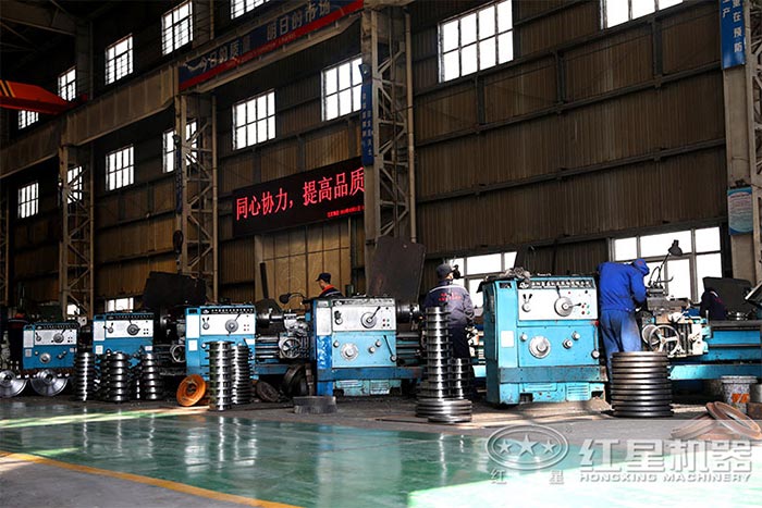 红星技术工人铣床作业中 红星技术工人铣床作业中