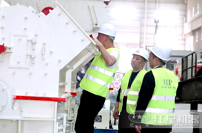 用户到车间参观细碎机 用户到车间参观细碎机