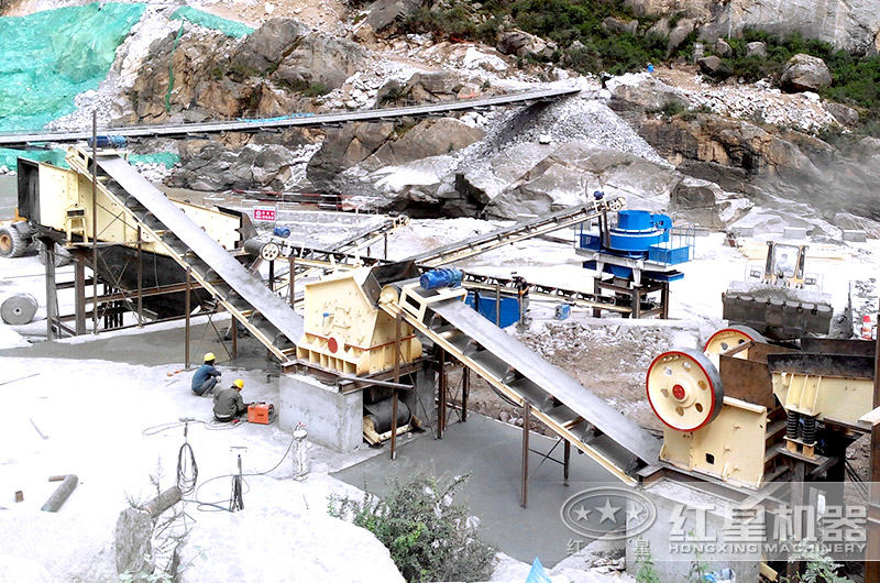 时产150吨反击式破碎机施工现场