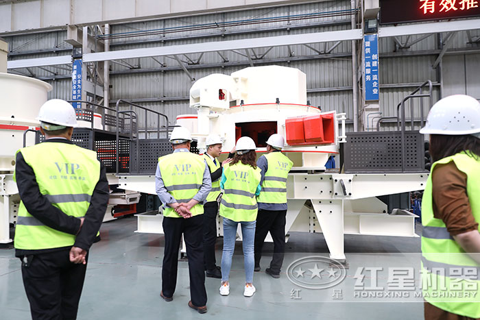 用户到厂参观固定的细沙制砂机 用户到厂参观固定的细沙制砂机